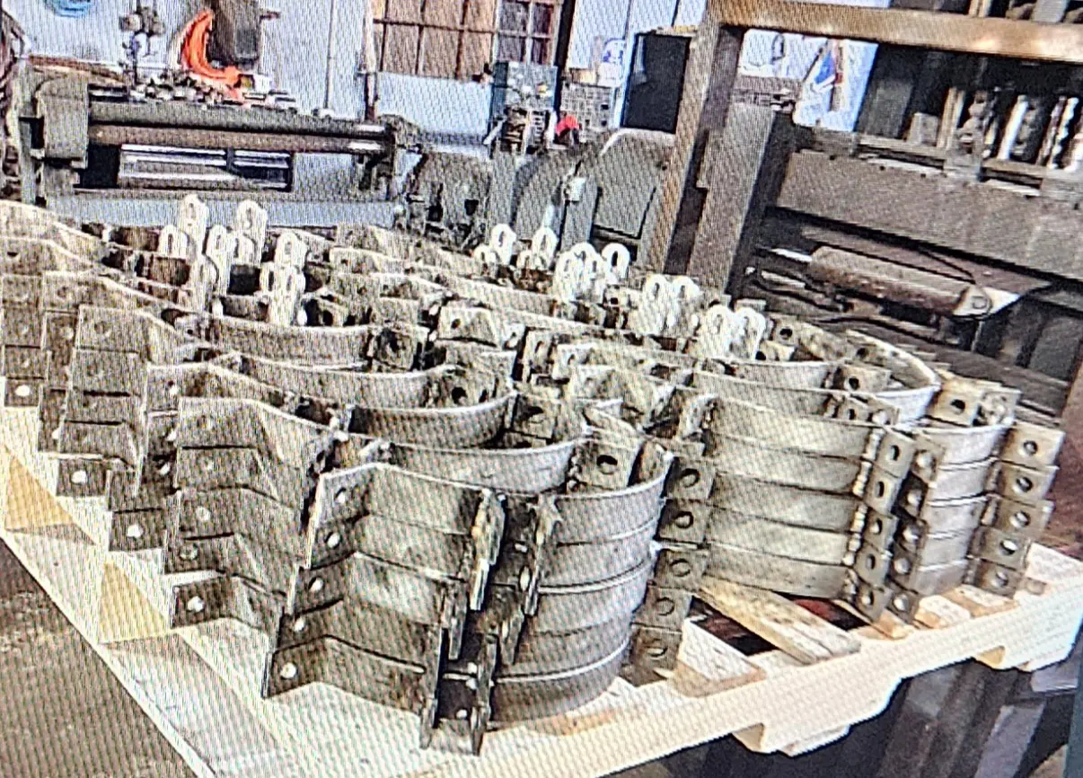 A large amount of metal parts are stacked on top of each other.